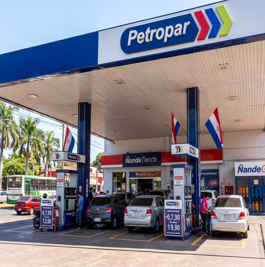Estación de servicio en Paraguay con playa, tienda y surtidores